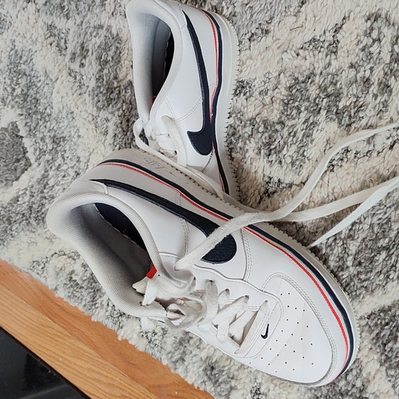 Youth size 5.5 Nike sneakers  fit me - I take 7.5 women's  very gently used - Picture 2 of 5